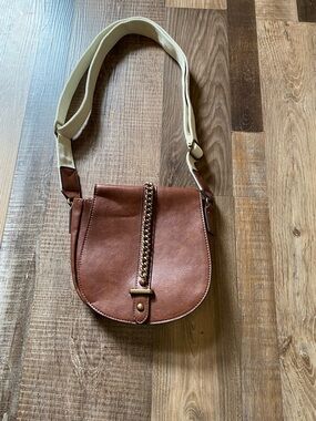 Source Unknown Brown Crossbody Saddle Bag with Cream Strap and Chain Accent